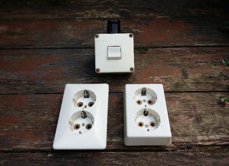 2 alte eckige doppelte Steckdose weiß Kunststoff Unterputz Aufputz