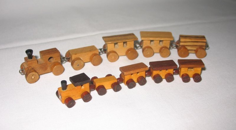 Zwei alte Holz Miniaturzüge Erzgebirge