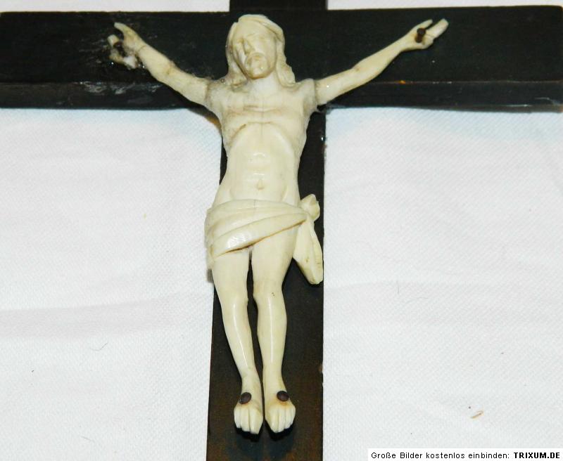 Jesus Christus Kreuz INRI Bein Holz alt antik Totenkopf Knochen vor