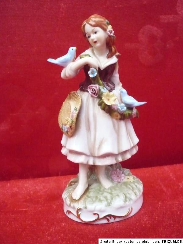 schöne,alte_Porzellanfigur__Mädchen mit Vögeln und Blumen__gemarkt