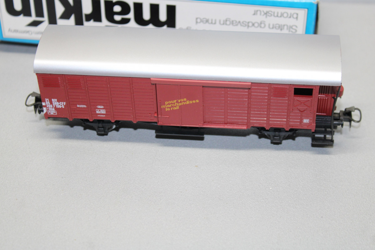 Märklin 4698 2-Axle Covered Freight Car Goods for the
